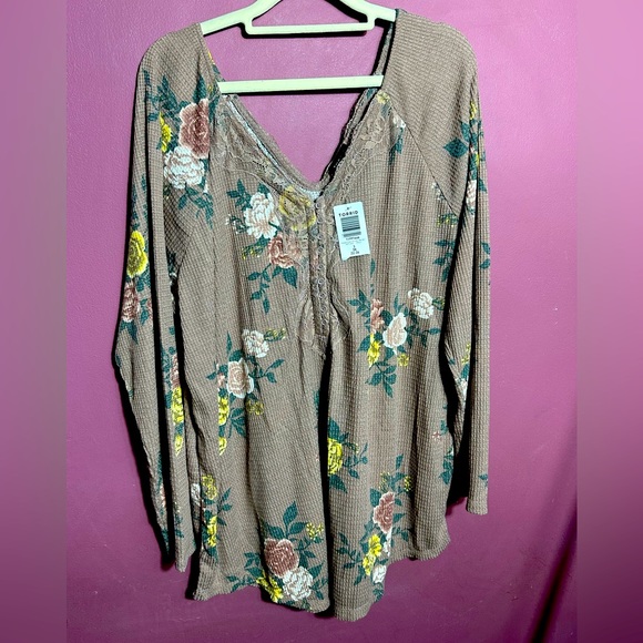 💙Torrid Lacy Floral Henley NWT - Picture 5 of 8